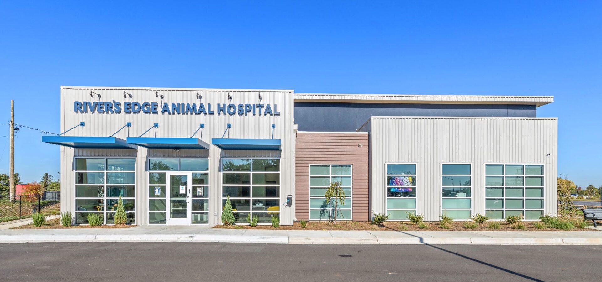 River's Edge Animal Hospital_Entry_parking_c